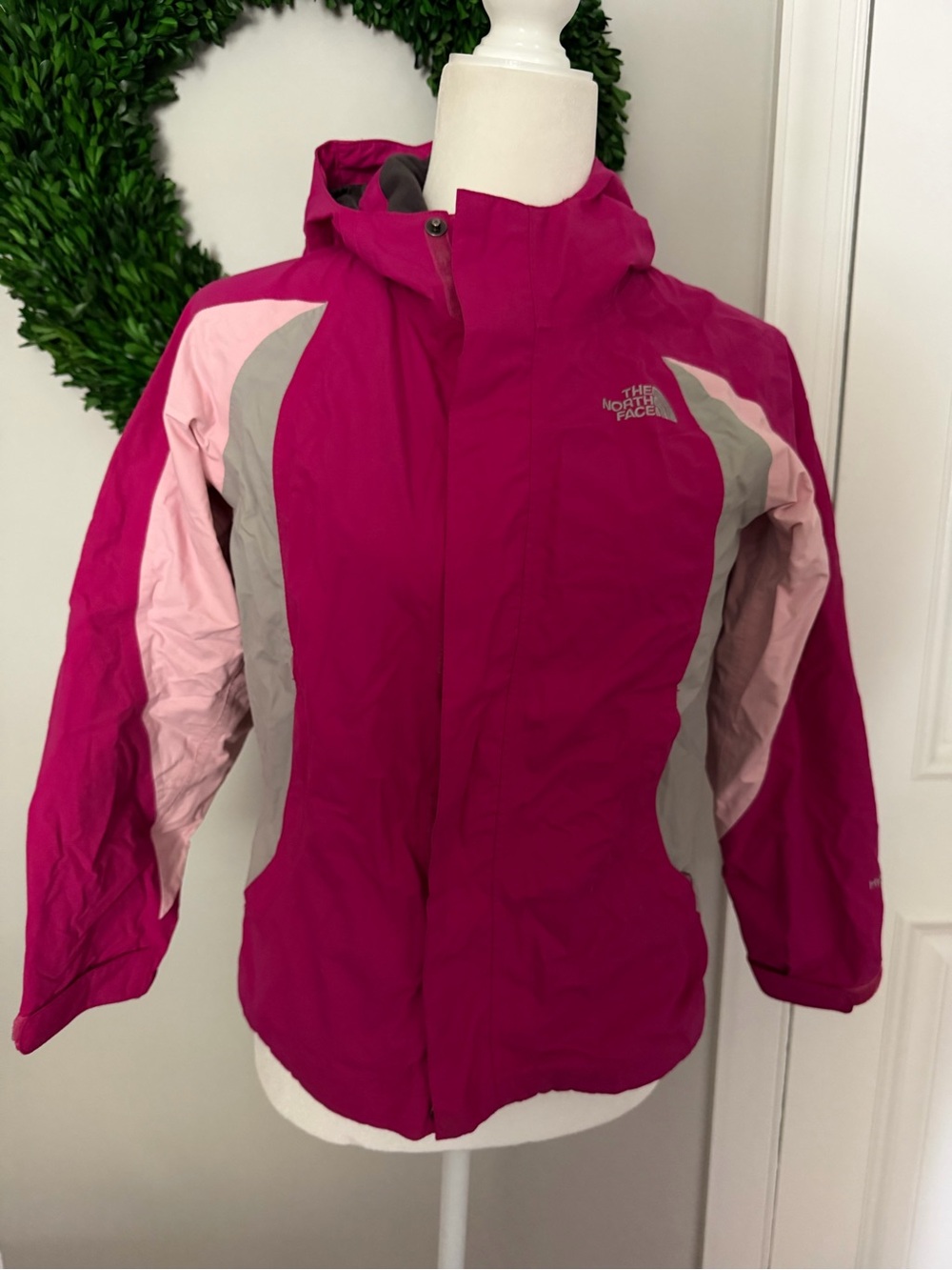 The North Face Girls Pink Hooded Waterproof Jacket - size Medium EUC